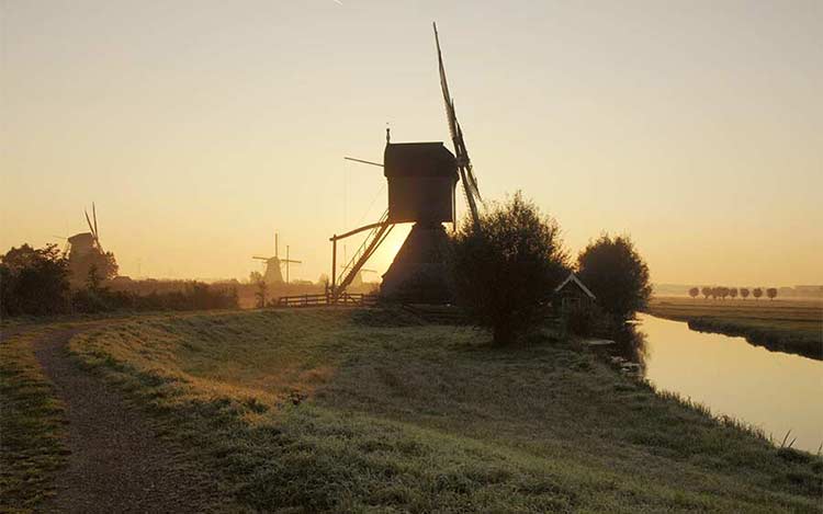 Zonsondergang - dichter bij de polder.